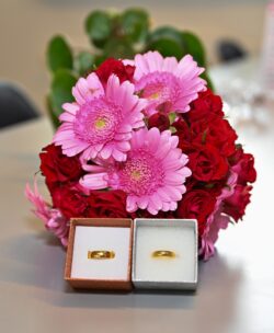 Heiraten in Dänemark Blumenstrauss und Ringe